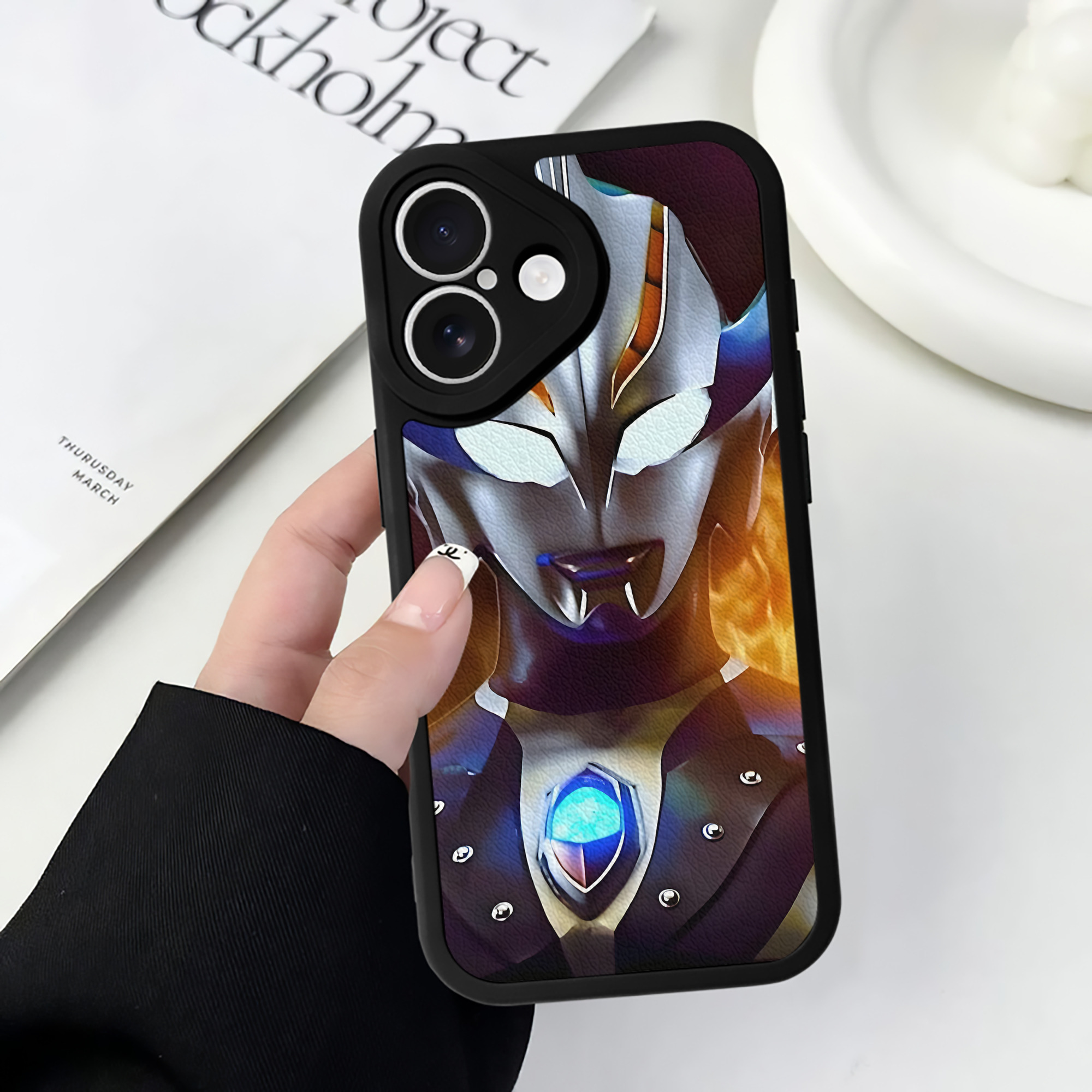 （画像用） ウルトラマン Ultraman 【iPhone 16シリーズ対応】シリコンスマホケース（レザー調） 材質：シリコン